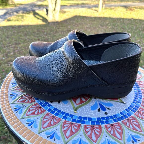 Dansko XP 2.0 Pro Clogs Womens 40 EU /  10 US Black Floral Tooled Leather  Shoes - Picture 2 of 11